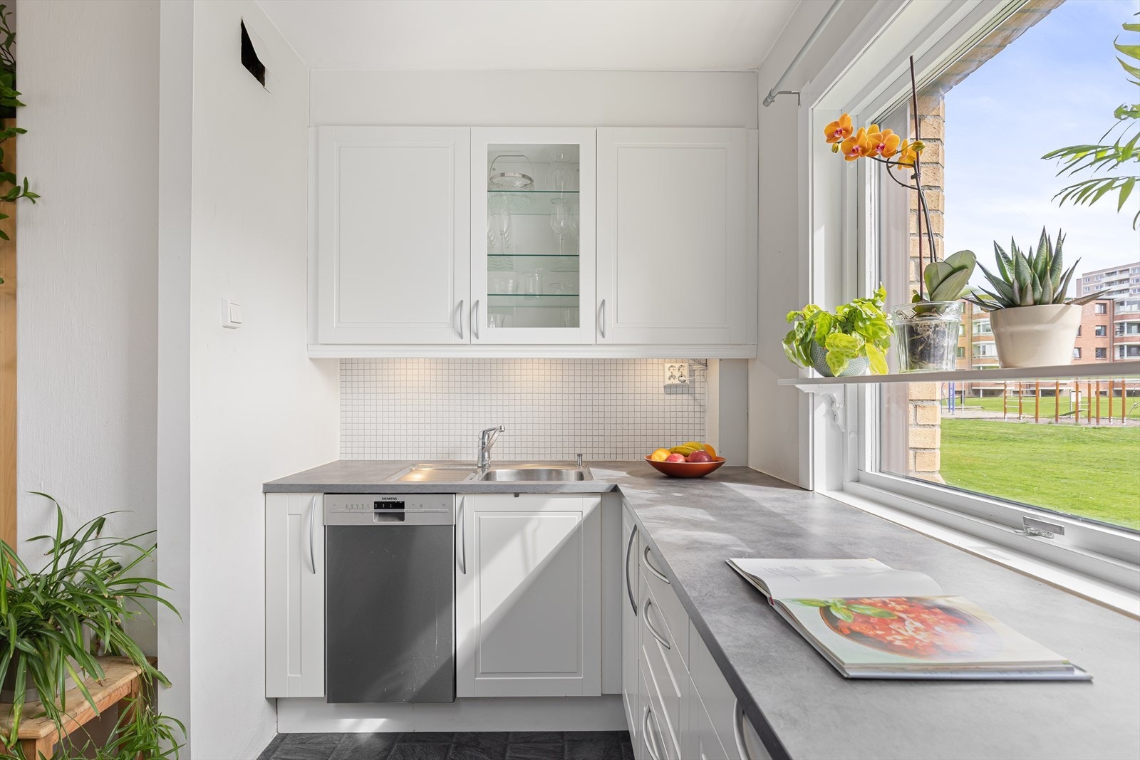 På kjøkkenet kan du nyte flott utsikt mot de store grøntområdene mens du lager mat Galleribilde