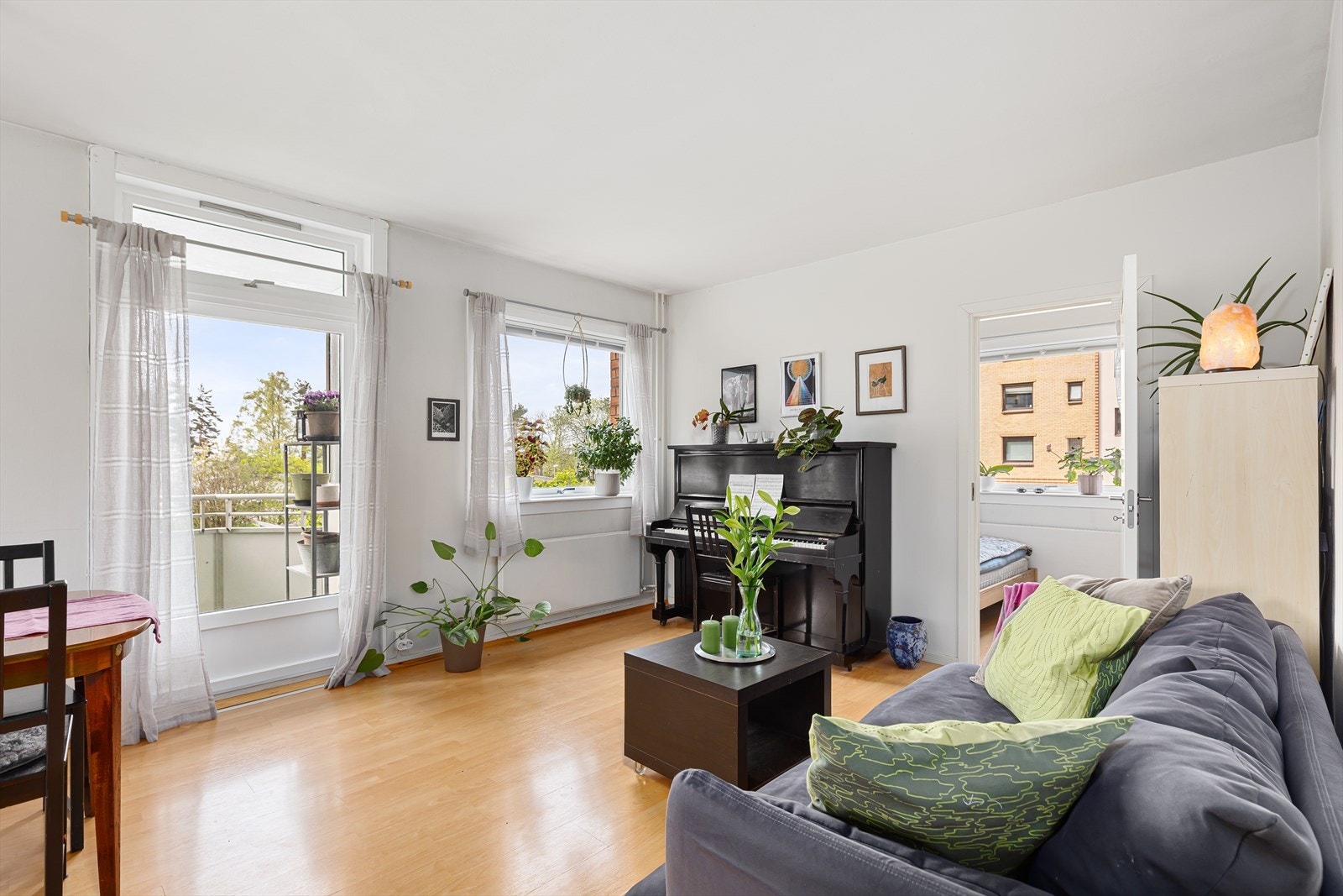 Leiligheten er romslig og har godt med lysinnslipp Galleribilde