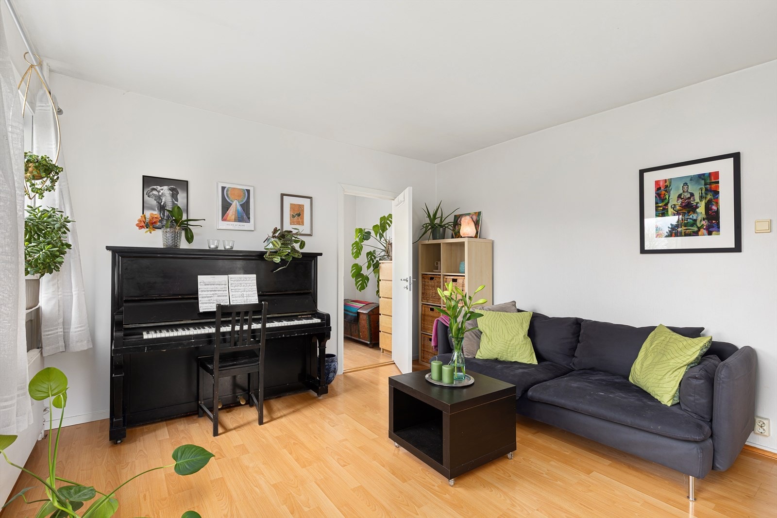 Det er inngang til et soverom fra stuen Galleribilde