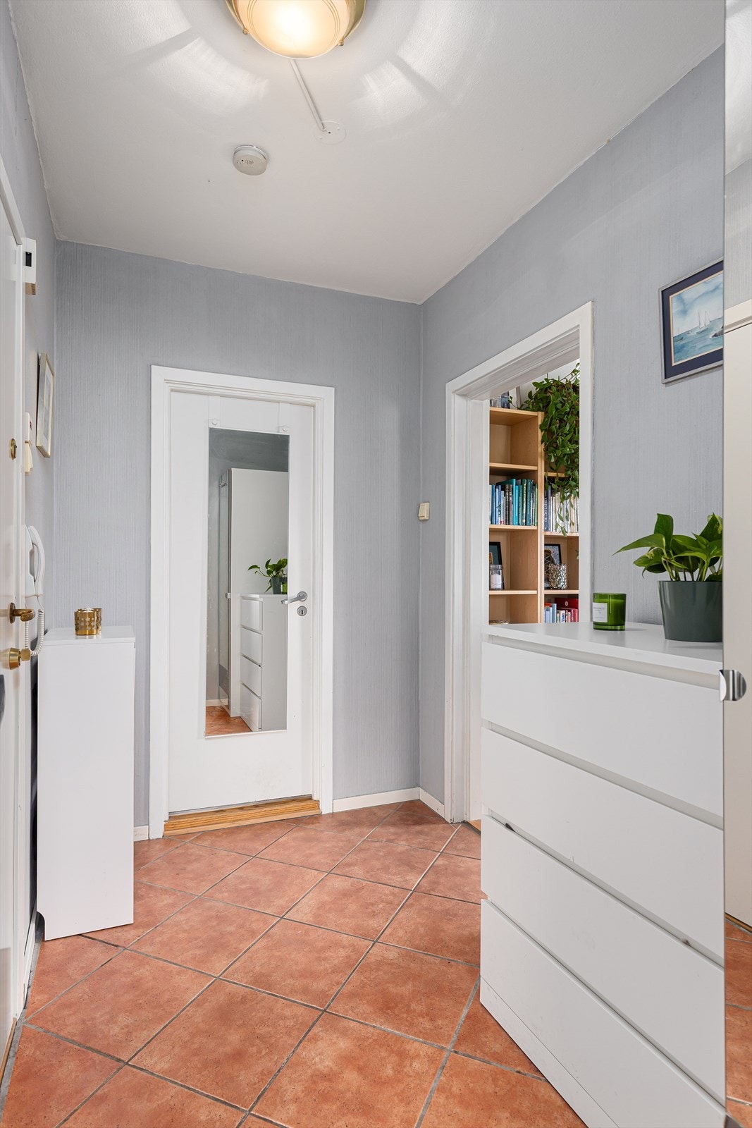 I gangen er det originalt plassbygget garderobeskap med hyller. Det er også plass til ekstra skap, kommode m.m. Galleribilde