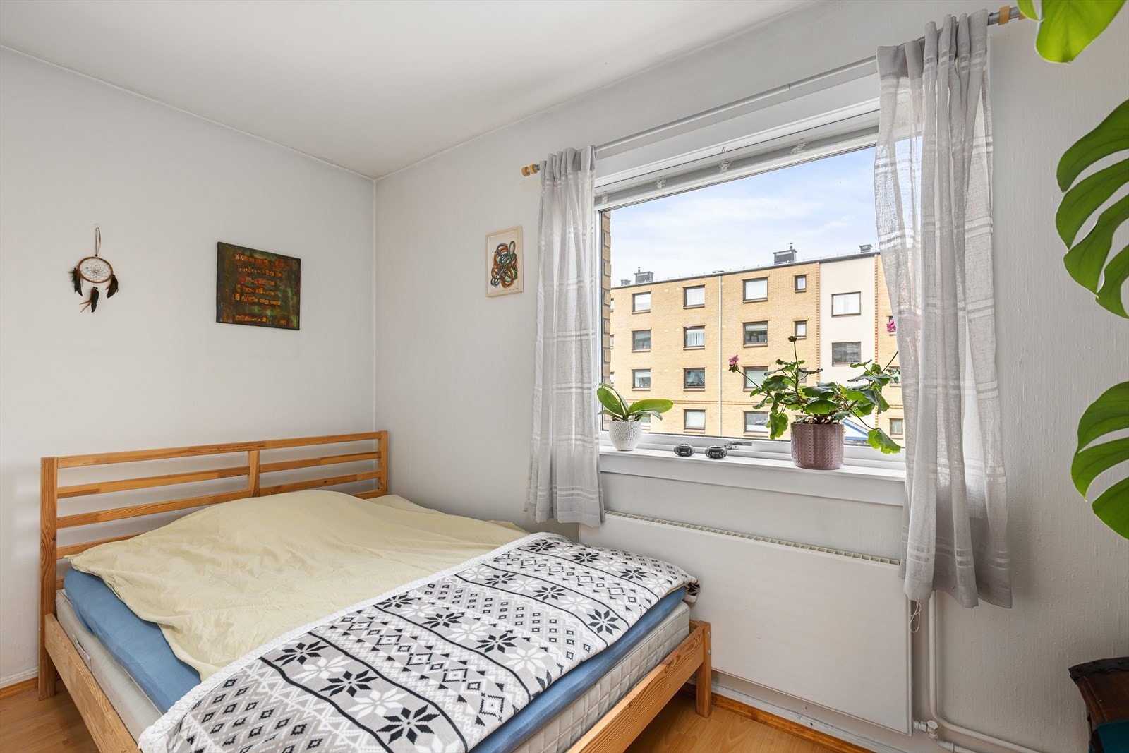 Det minste soverommet har god plass til seng, skap m.m. Galleribilde