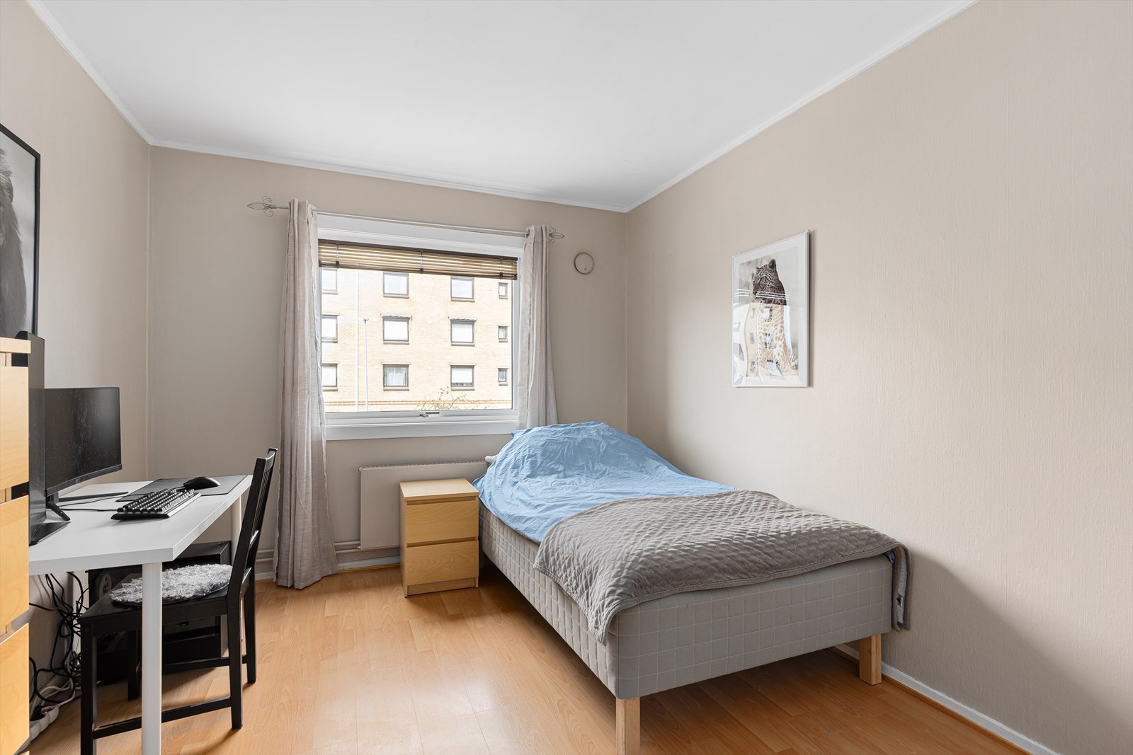 Hovedsoverommet har god størrelse og har god plass til dobbeltseng, nattbord m.m. hvis ønskelig. Rommet benyttes idag som soverom og kontor Galleribilde