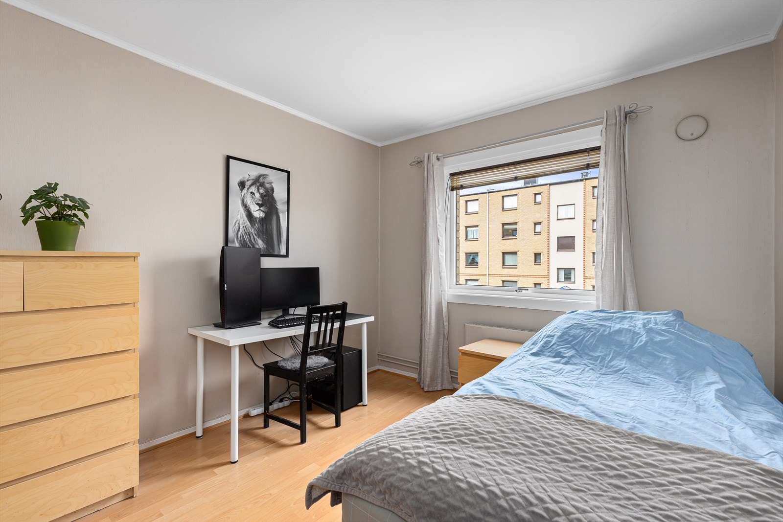 Det er god plass til kontorpult, skap m.m. Galleribilde