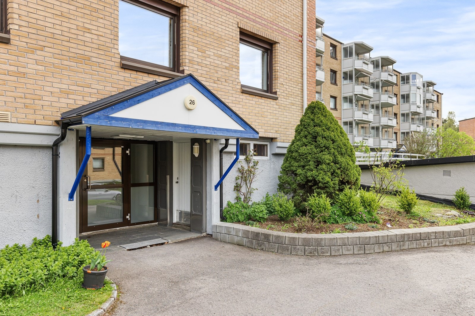 Inngangsparti med felles sykkelbod Galleribilde