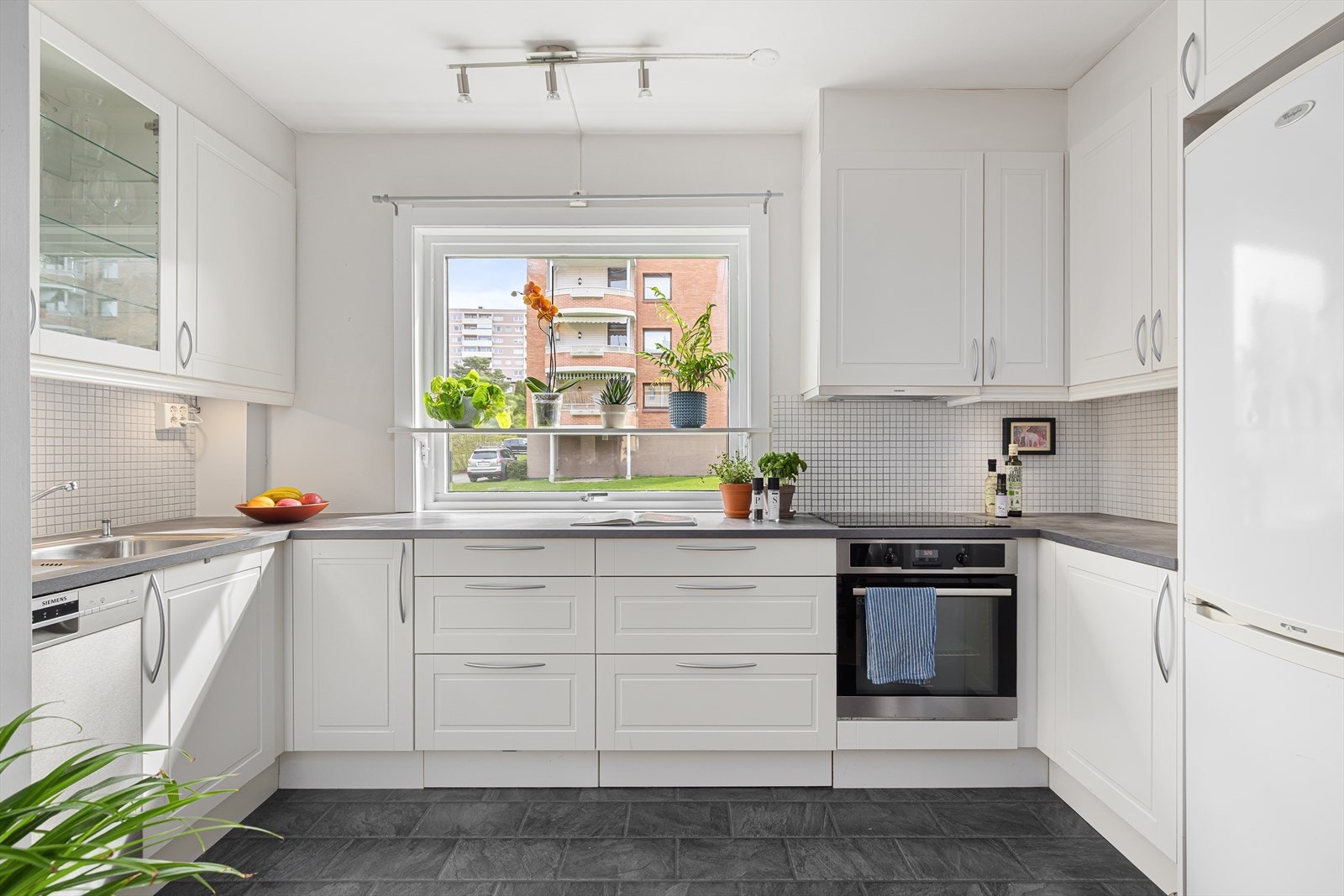 Boligen har en lys delikat kjøkkeninnredning med profilerte fronter Galleribilde