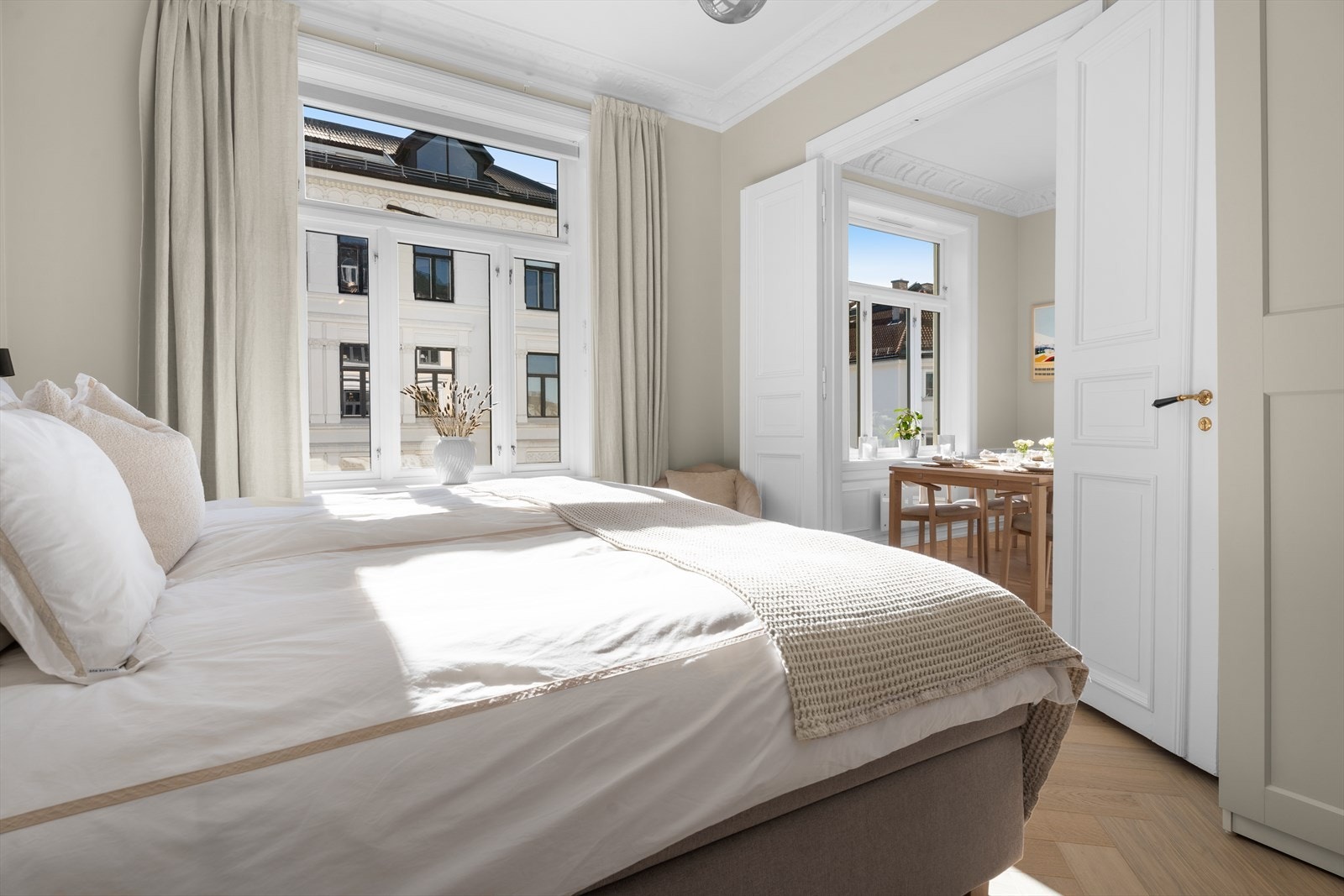 Hovedsoverom på 17,5 m² med adkomst fra spisestue og gang. Galleribilde