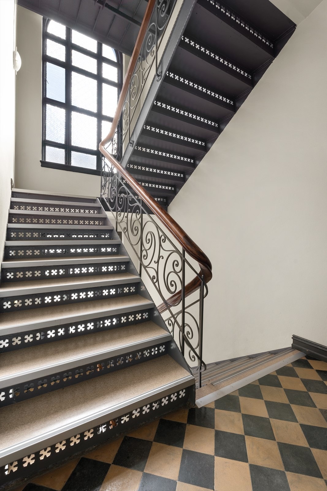 Leiligheten i 3.etg har adkomst fra et pent trappeløp med klassiske detaljer. Galleribilde