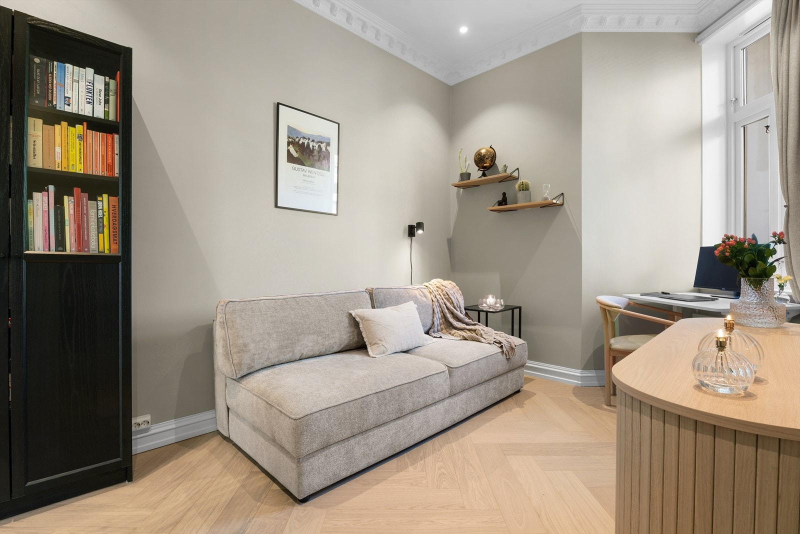 Det er god plass til dobbeltseng, selger har tidligere benyttet rommet som hovedsoverom. Galleribilde