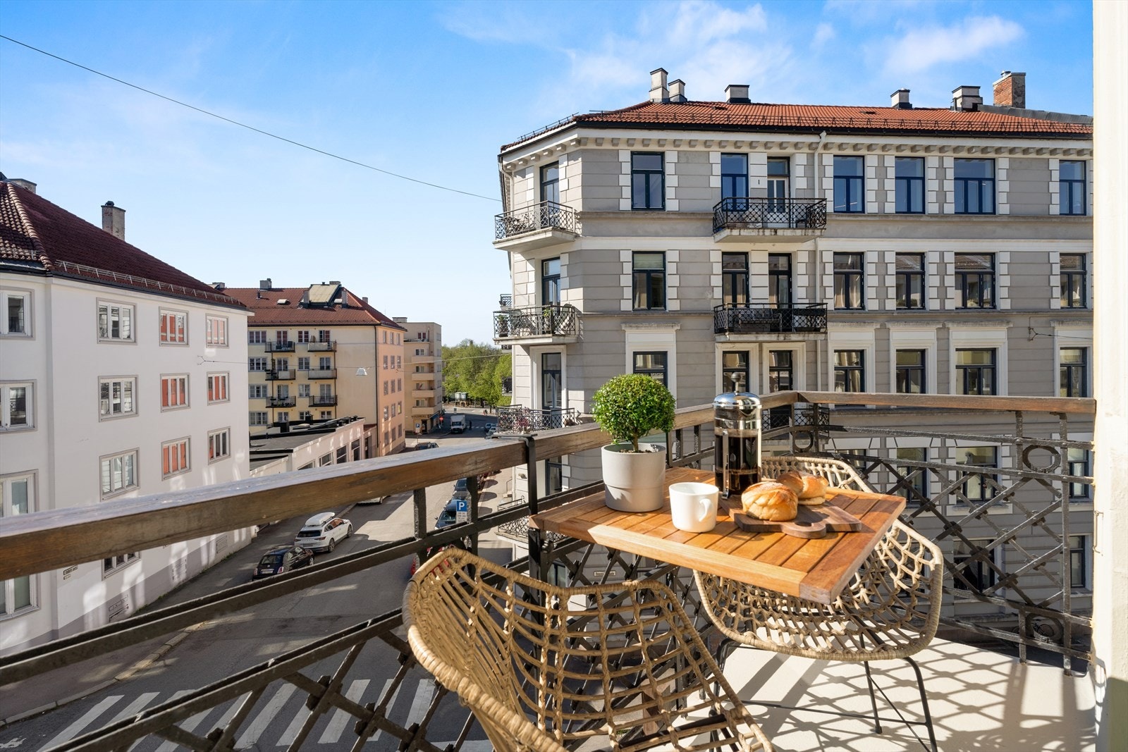 Balkongen har tilnærmet optimale solforhold og vender mot et rolig område med lite gjennomgående trafikk. Galleribilde