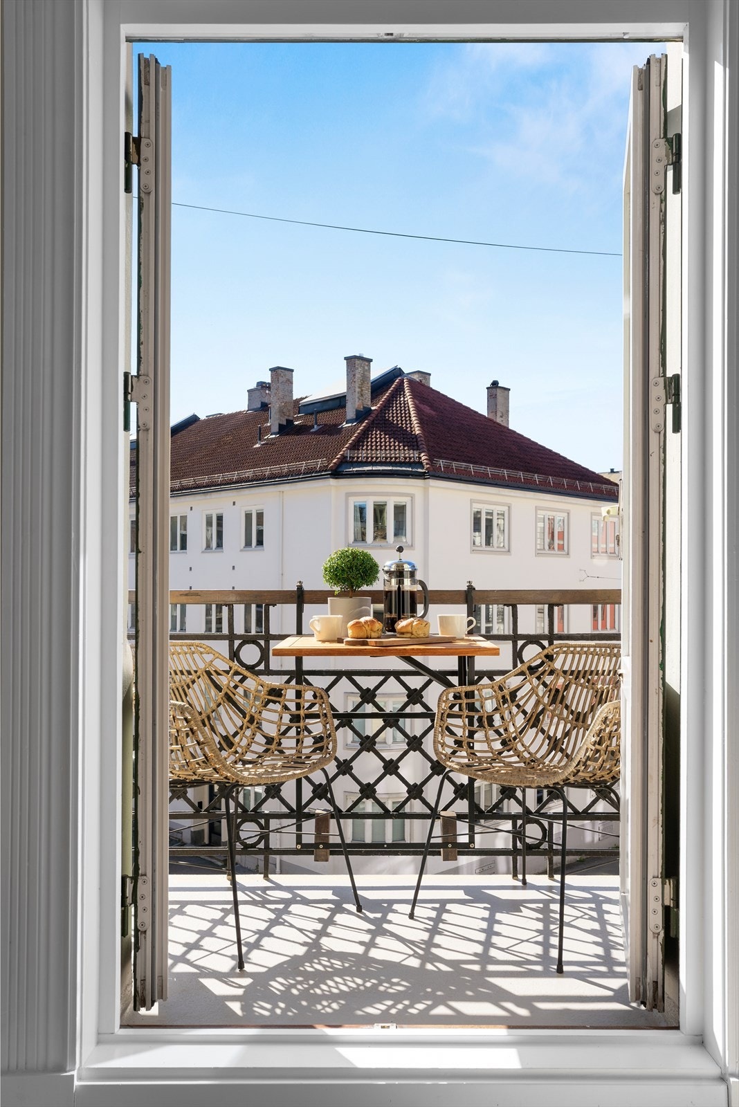 Dobbelfløyet dør fra stuen til balkongen. Galleribilde