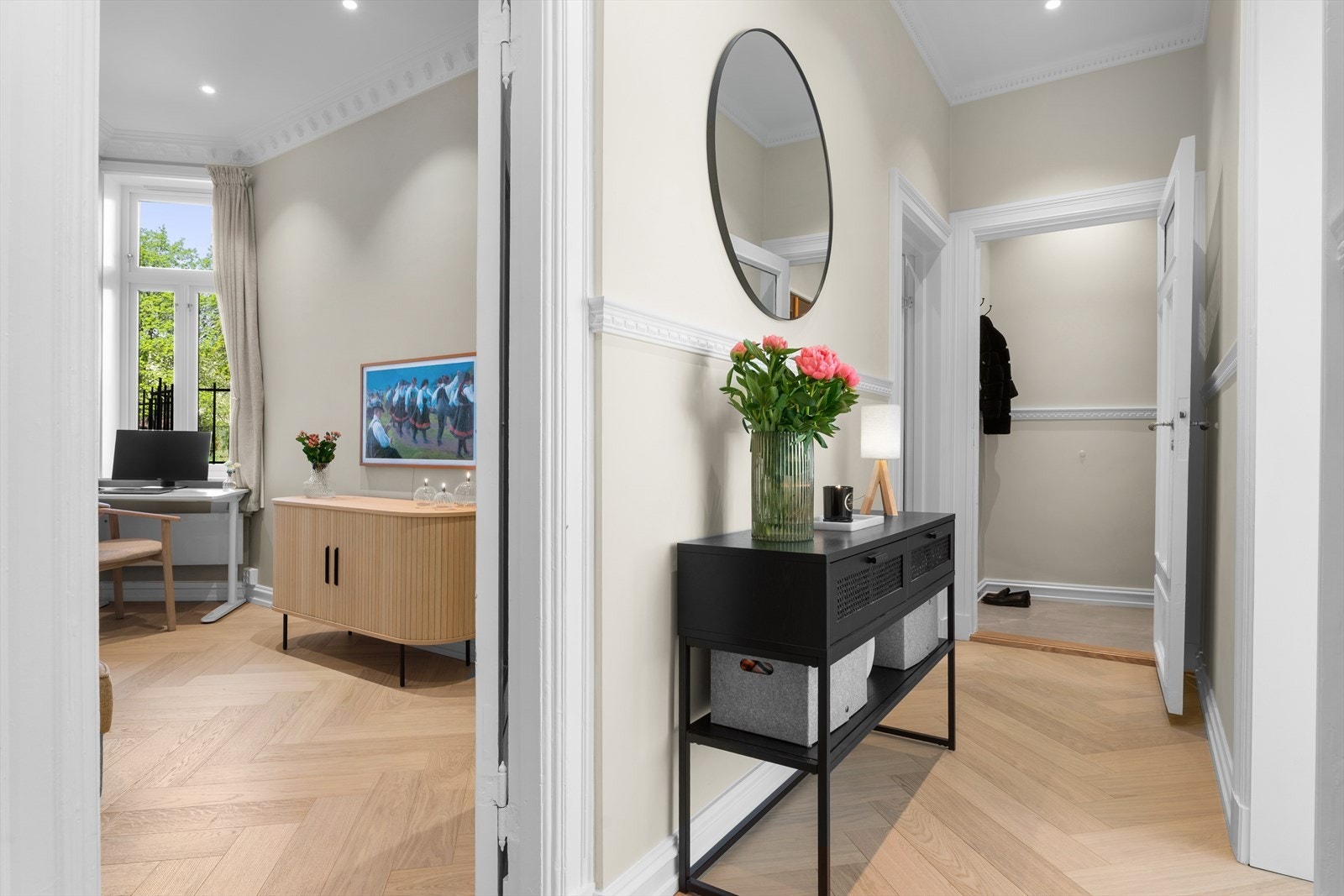 Leiligheten er gjennomgående og soverom nr. 2 og 3 vender mot en rolig trafikkfri bakgård. Galleribilde