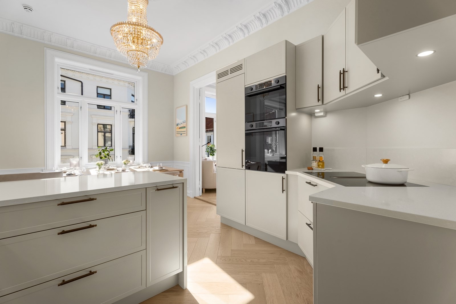 Fullsize kjøleskap, stekeovn, kombiovn med mikro, induksjonstopp og oppvaskmaskin. God skap- og benkeplass. Integrerte downlights under overskap. Galleribilde