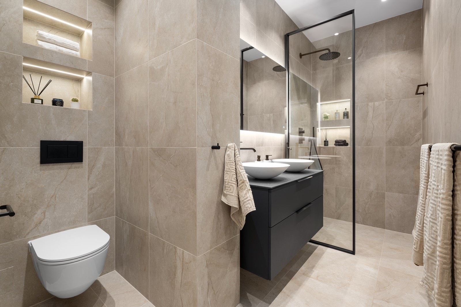 Delikat flislagt bad renovert i 2023. Vegghengt wc med innebygget sisterne og hyller med integrert belysning. Downlights i himling og varmekabler i gulv. Galleribilde