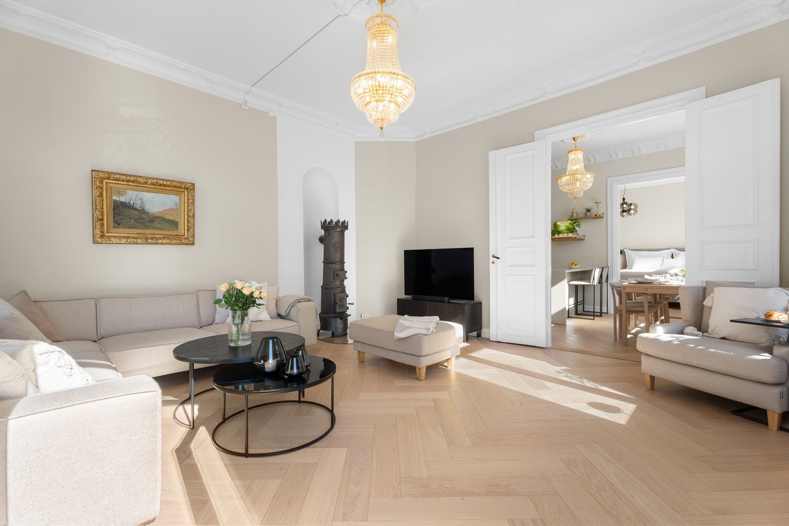 Klassisk drømmeleilighet renovert i 2023. Fiskebeinsparkett, rosetter, stukkatur, vedovn, doble fløydører og profilert listverk. Galleribilde