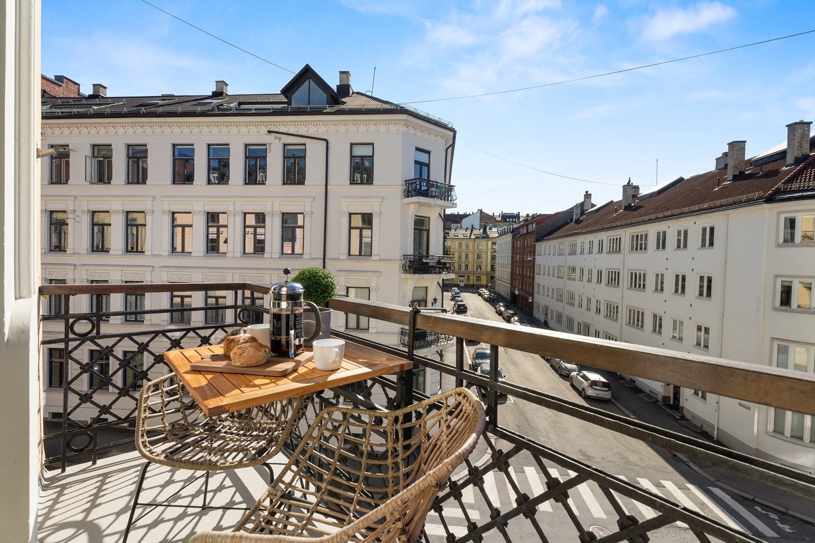 Svært solrik sydvendt hjørnebalkong på 3 m² med plass til utemøbler og hyggelig utsyn over nabolaget. Galleribilde