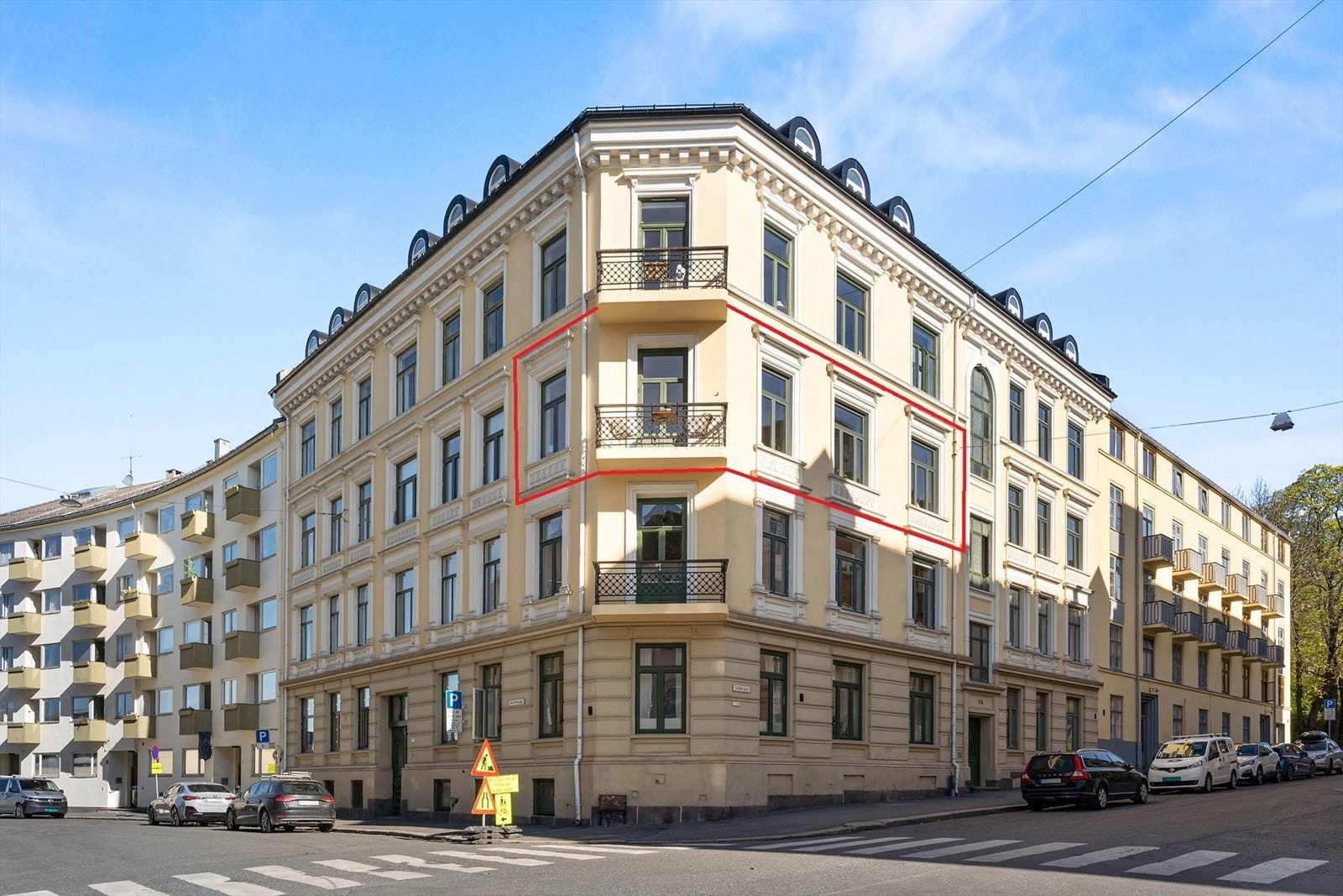 Svært god beliggenhet i sentralt, men tilbaketrukket område. Veldrevet sameie som har gjennomført flere vedlikeholdstiltak de siste årene. Senest med nytt tak i 2025. Galleribilde