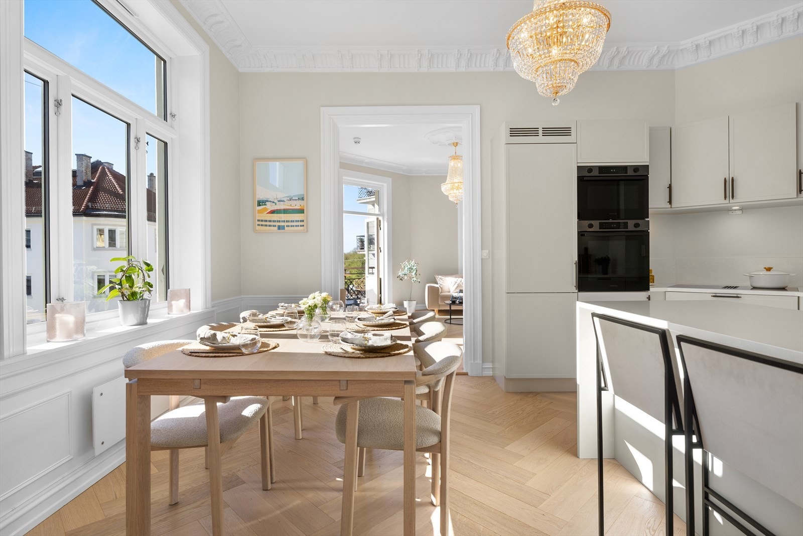 Høy standard på innvendige overflater, fastmontert inventar og tekniske løsninger. Galleribilde