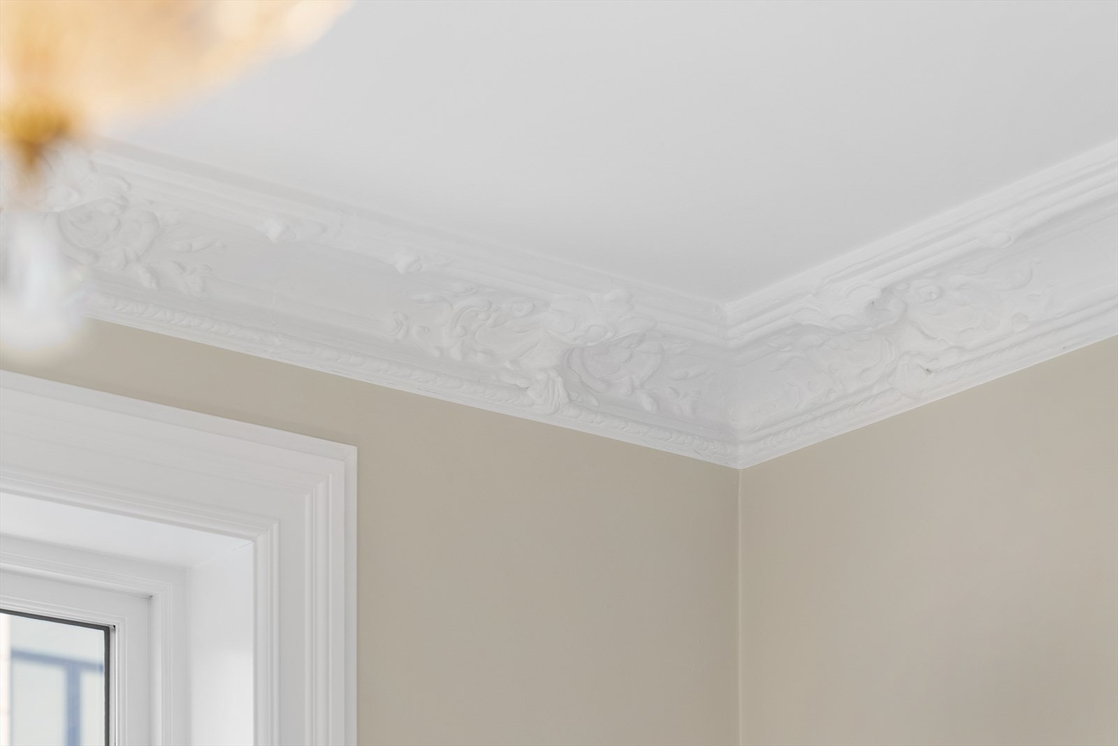 Godt bevart original stukkatur og profilert listverk. Delikat og dus beigetone på vegg. Galleribilde