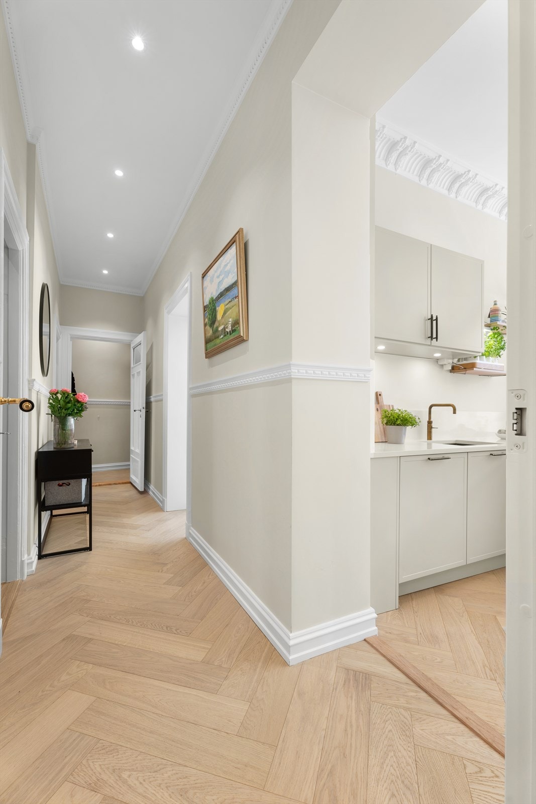 En svært gjennomført og innholdsrik leilighet. Galleribilde