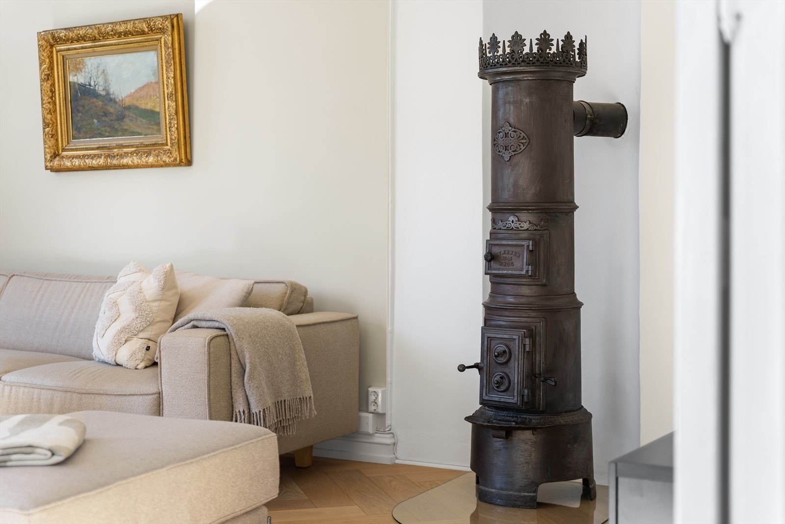 Klassisk og effektiv vedovn i stuen. Galleribilde