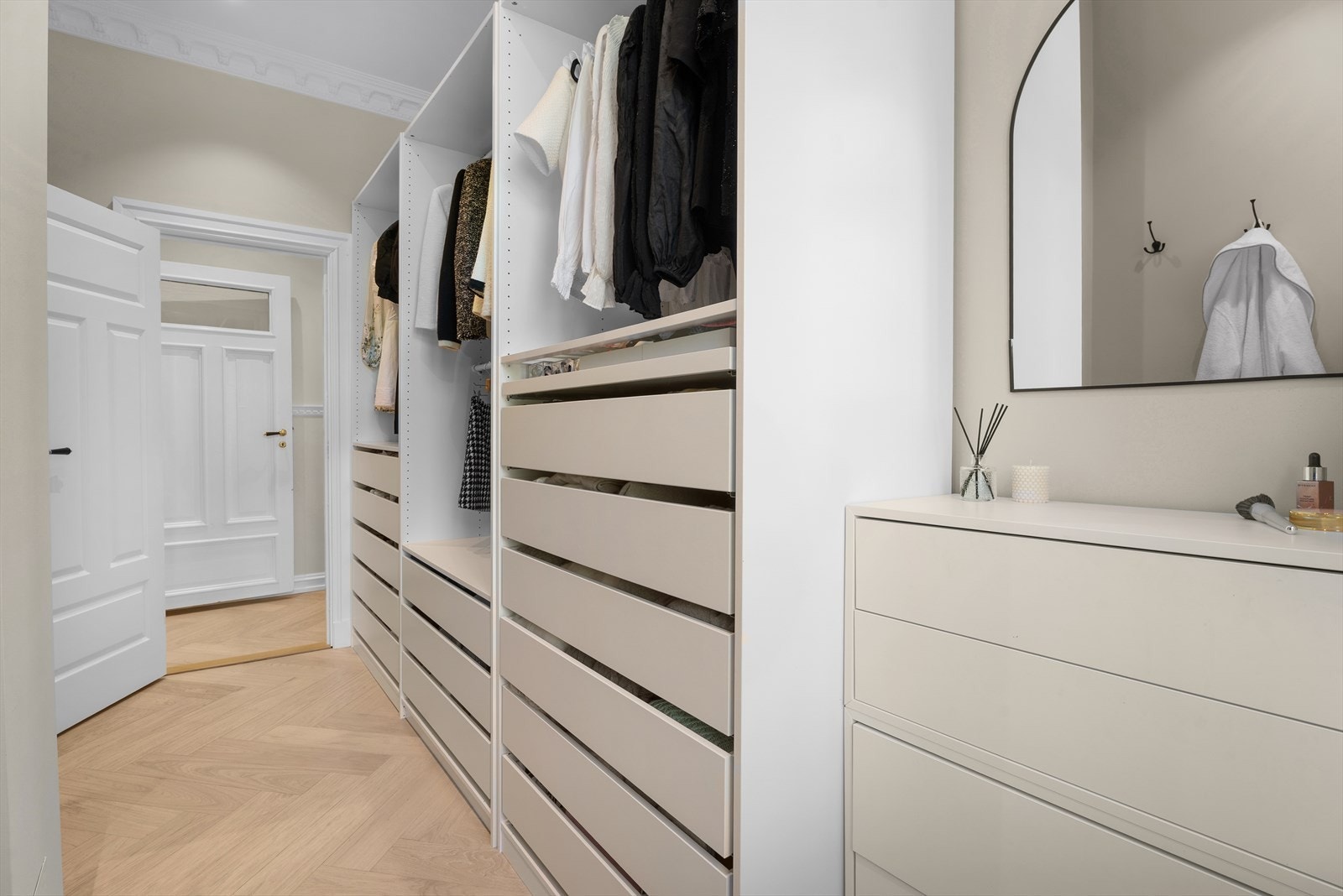 Rommet har ytterligere 3 meter med garderobeinnredning og plass til kommode. Galleribilde