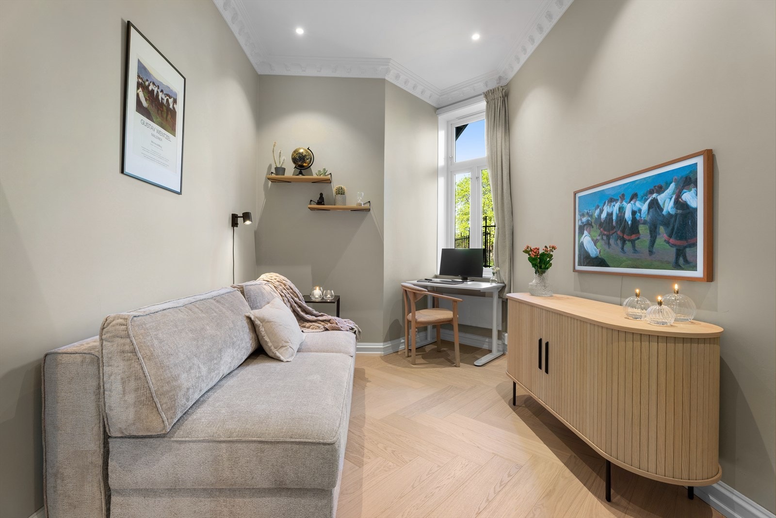 Soverom nr. 2 på ca. 11 m² er innredet som kontor og TV-stue. Galleribilde