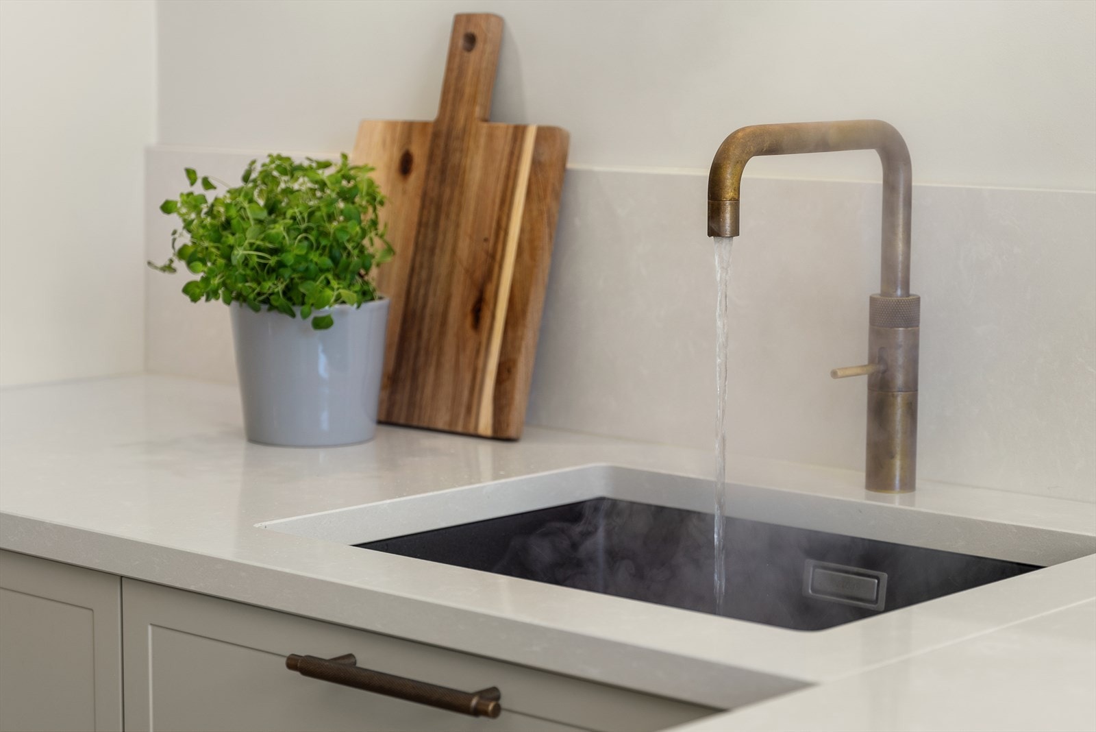 Quooker kjøkkenkran med både kokende vann og kullsyrevann rett i springen. Underlimt oppvaskkum i kompositt fra Blanco. Automatisk vannstoppsystem montert. Galleribilde