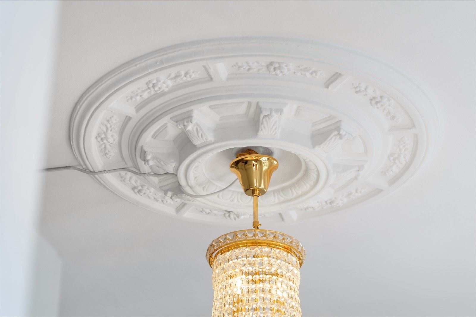 Flotte originale takrosetter i flere rom. Takhøyden er målt til hele 3,12m. Galleribilde