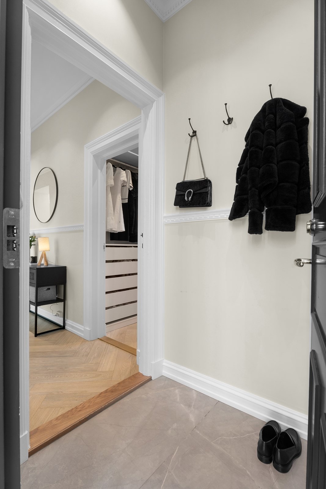 Flislagt entré/inngangsparti med varmekabler og plass til knagger og skoskap. Galleribilde