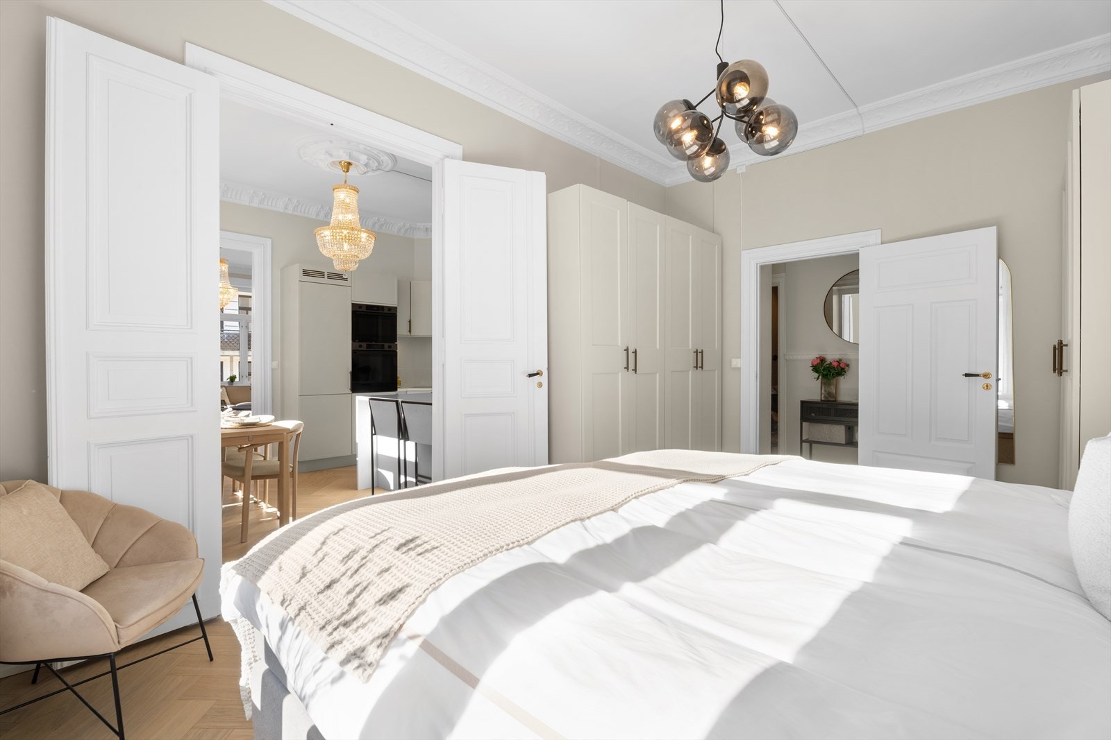 Rommet er også innredet med 3,5 meter garderobeskap. Galleribilde