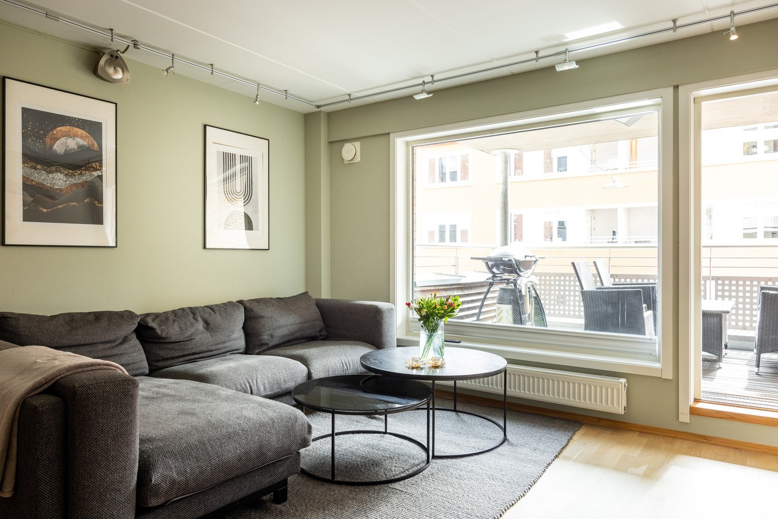 Store vindusflater som slipper til rikelig med naturlig lys. Galleribilde