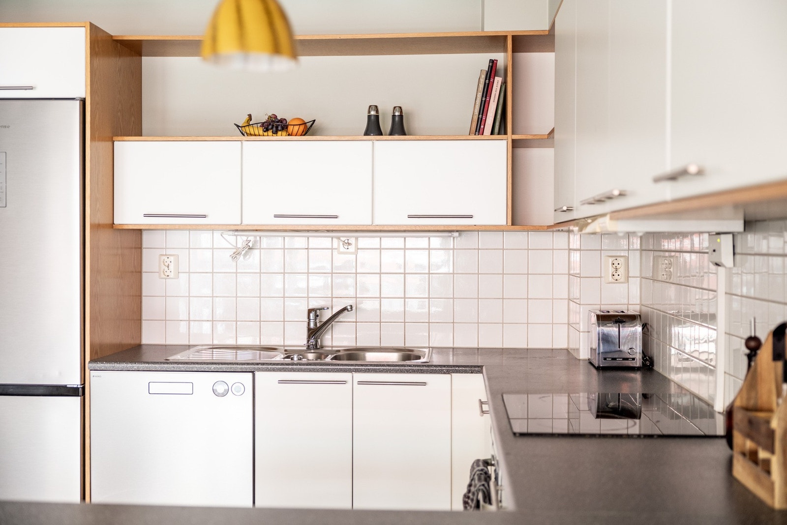 Hvitevarene består av platetopp, stekeovn, oppvaskmaskin og kjøleskap med fryser. Galleribilde