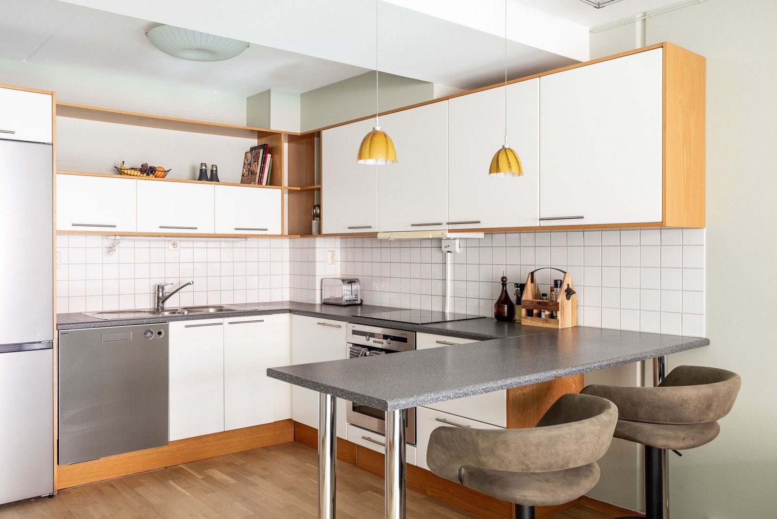 Kjøkkeninnredningen består av slette fronter og benkeplate i laminat. Galleribilde