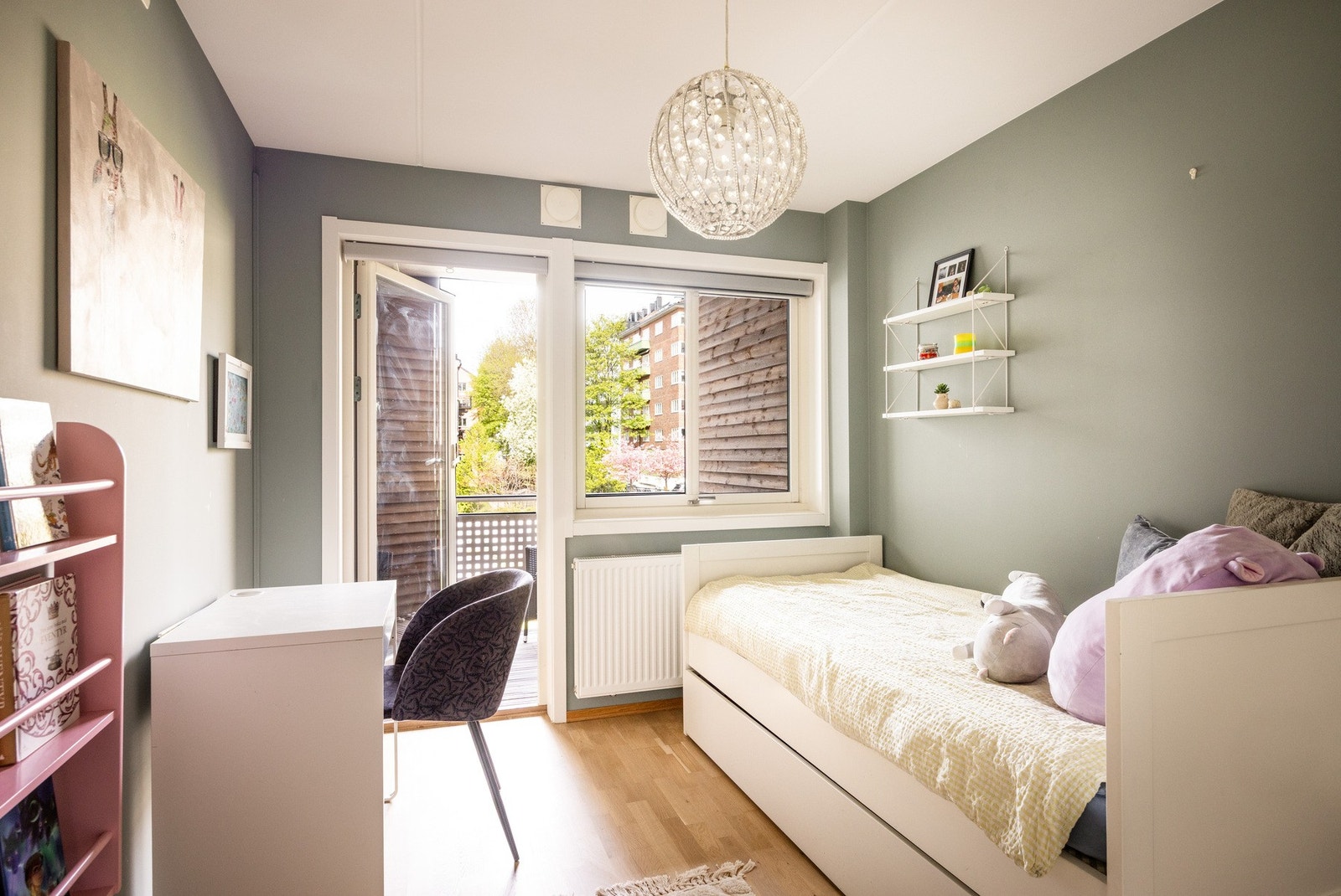 Soverom nummer to har også plass til dobbeltseng. Rommet fungerer utmerket som f.eks. barnerom, TV-stue, kontor eller gjesterom. Galleribilde