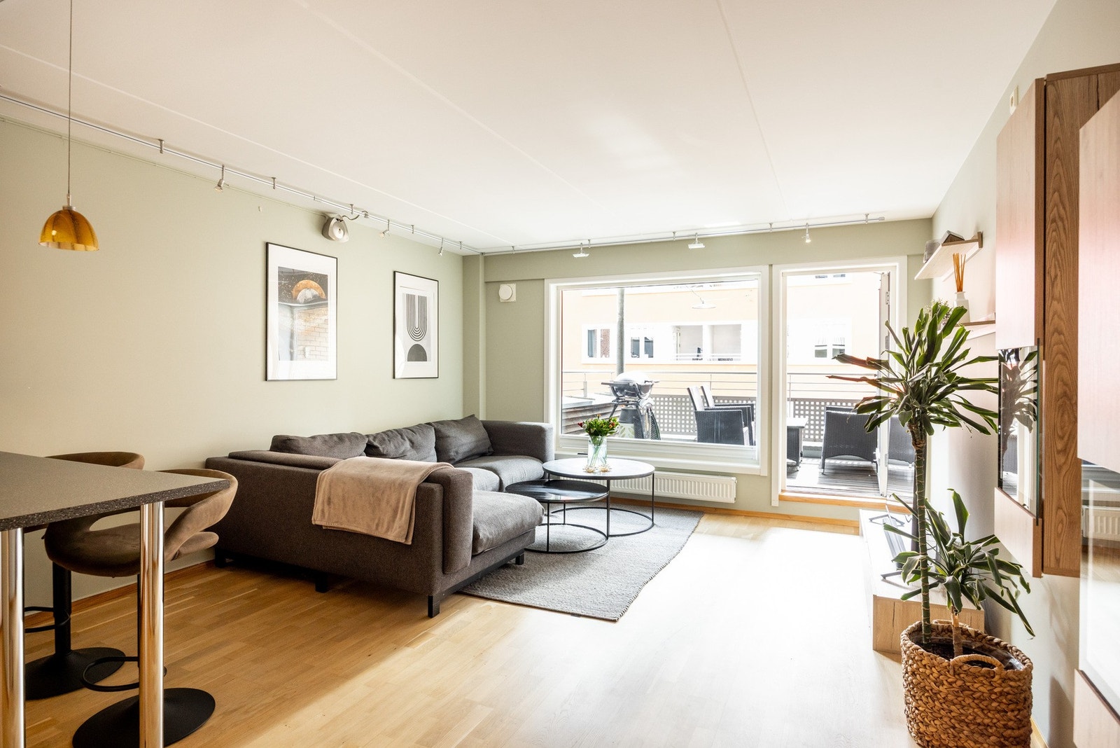 Lys og trivelig stue med god plass til sofagruppe, sofabord og underholdningsavdeling. Galleribilde