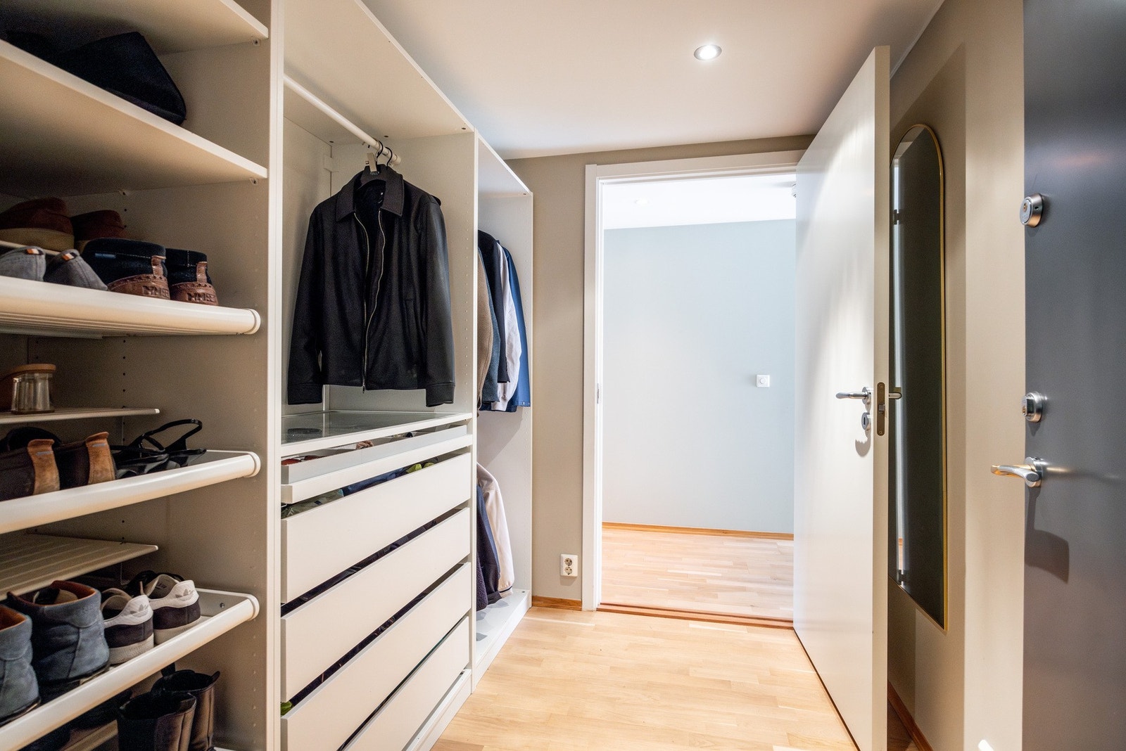 Innbydende entré med stor garderobeløsning som gir godt med oppbevaringsplass. Galleribilde