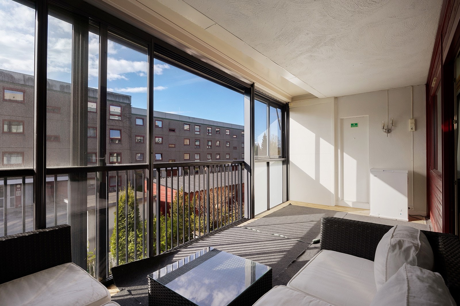 Innglasset balkong på ca. 14,5 m² med gode solforhold Galleribilde