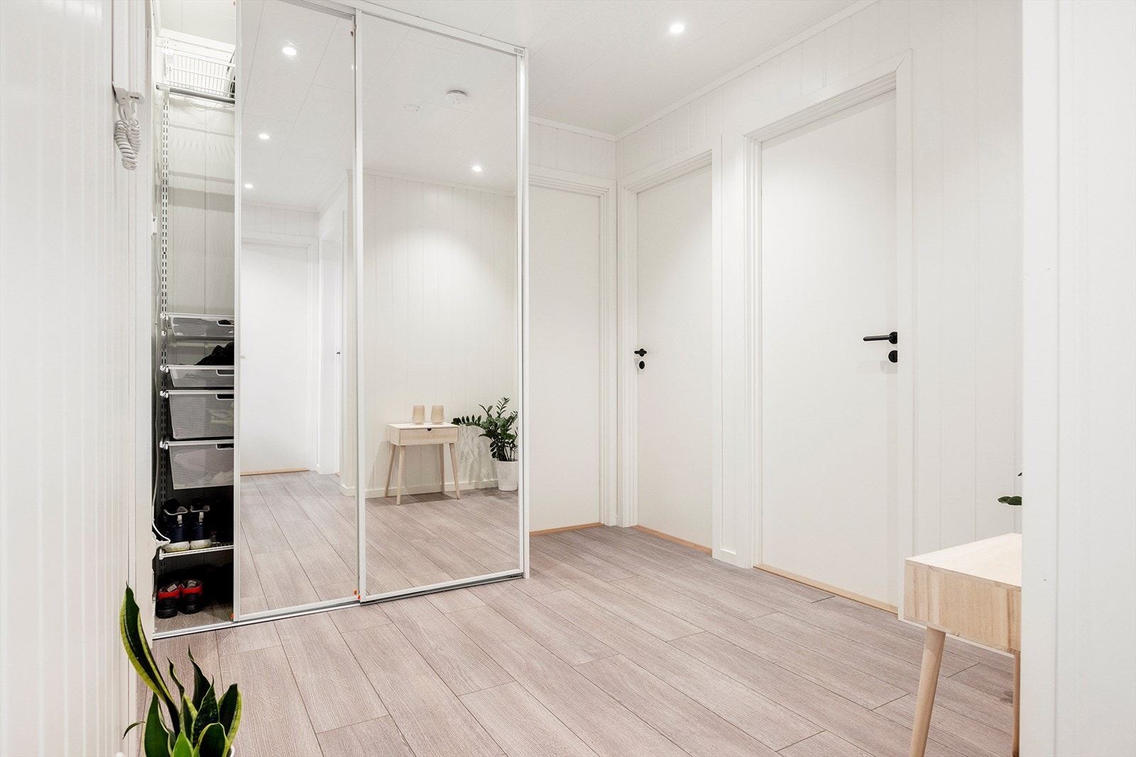 Stor gang med skyvedørsgarderobe med speilfronter Galleribilde