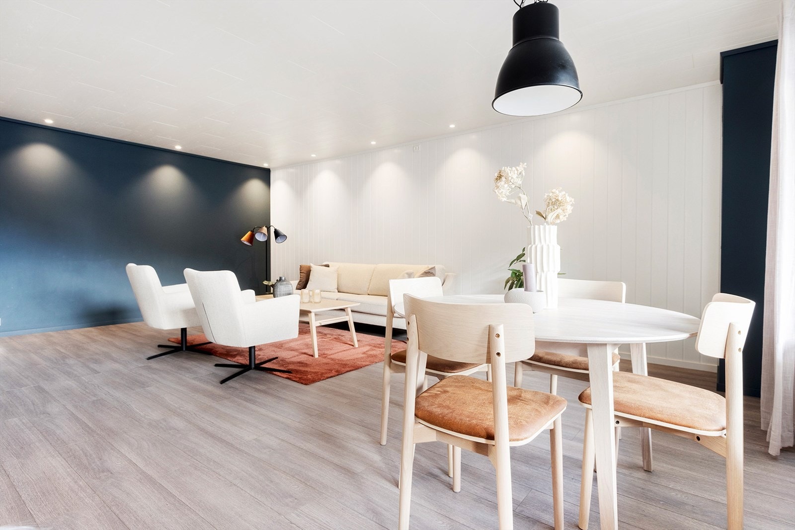God belysning med downlights i tak Galleribilde