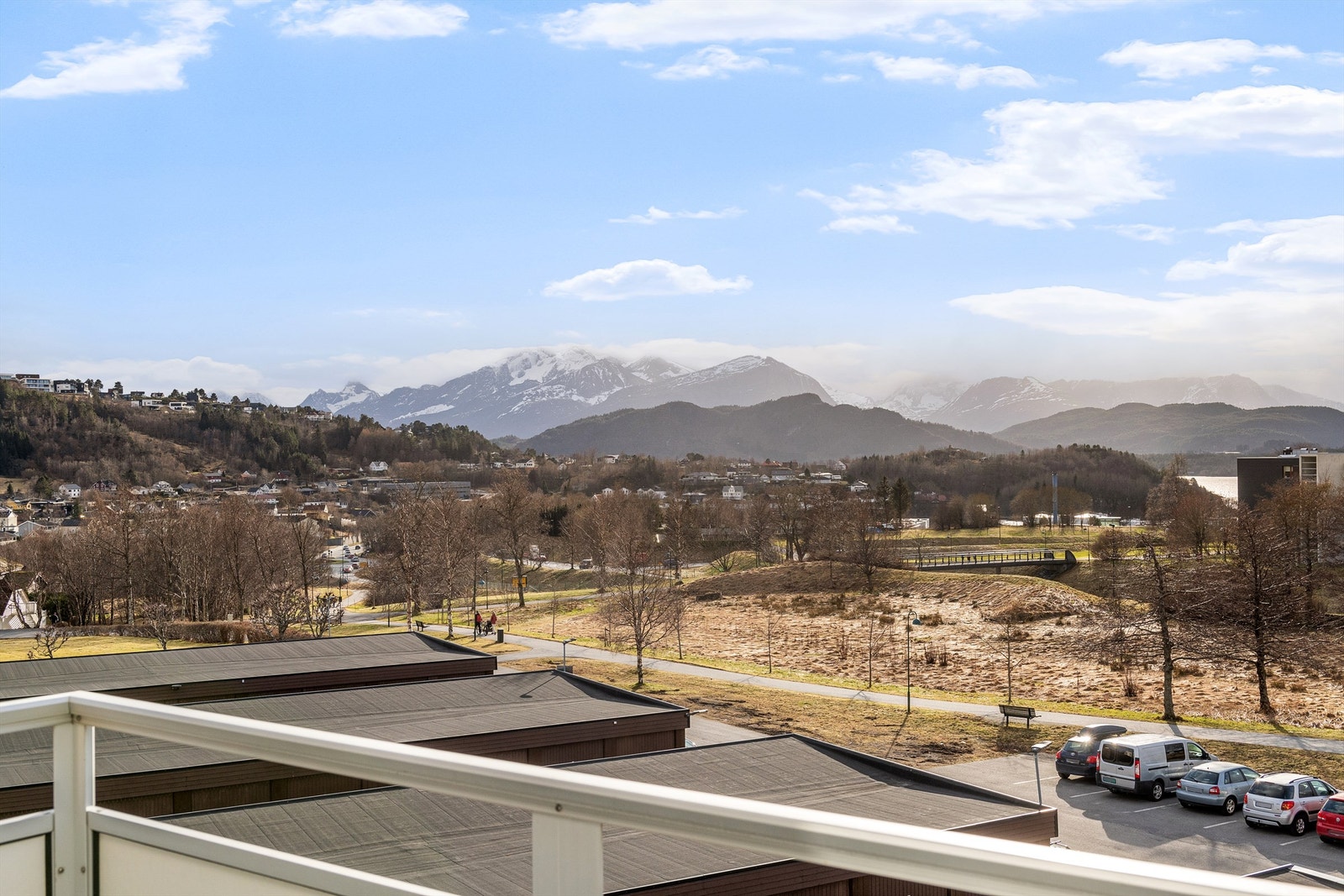 Flott utsikt mot fjord og fjell fra balkongen Galleribilde