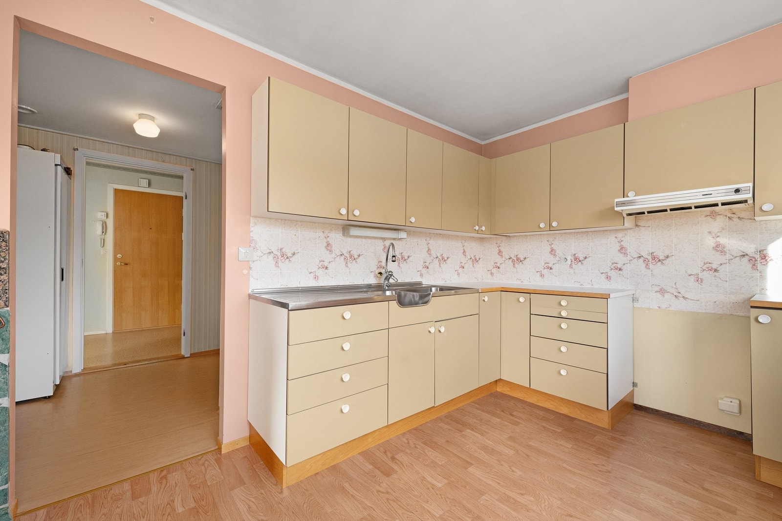 Fra kjøkken mot vaskerom Galleribilde