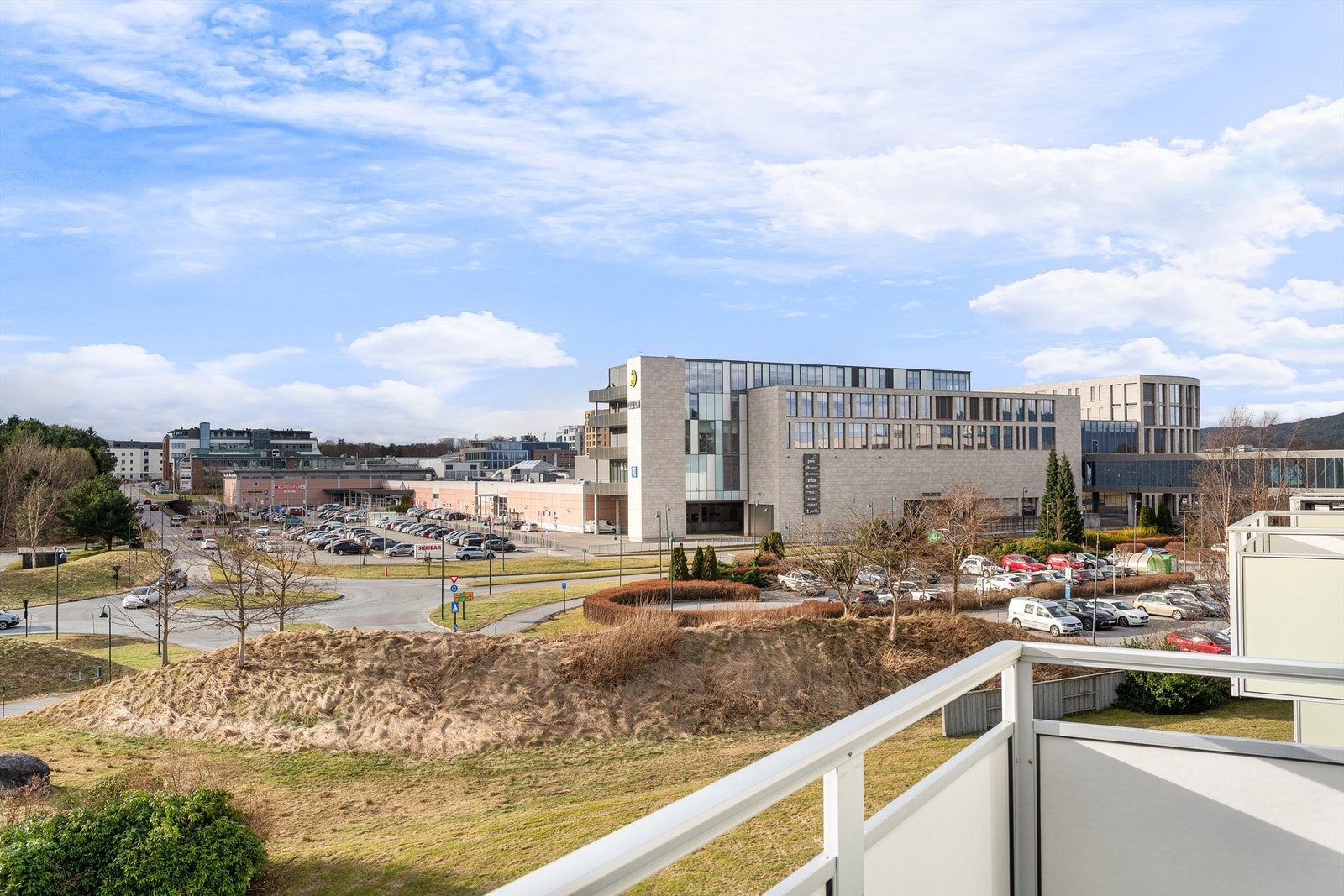 Utsikt mot vest i retning kjøpesenteret Amfi Moa Galleribilde