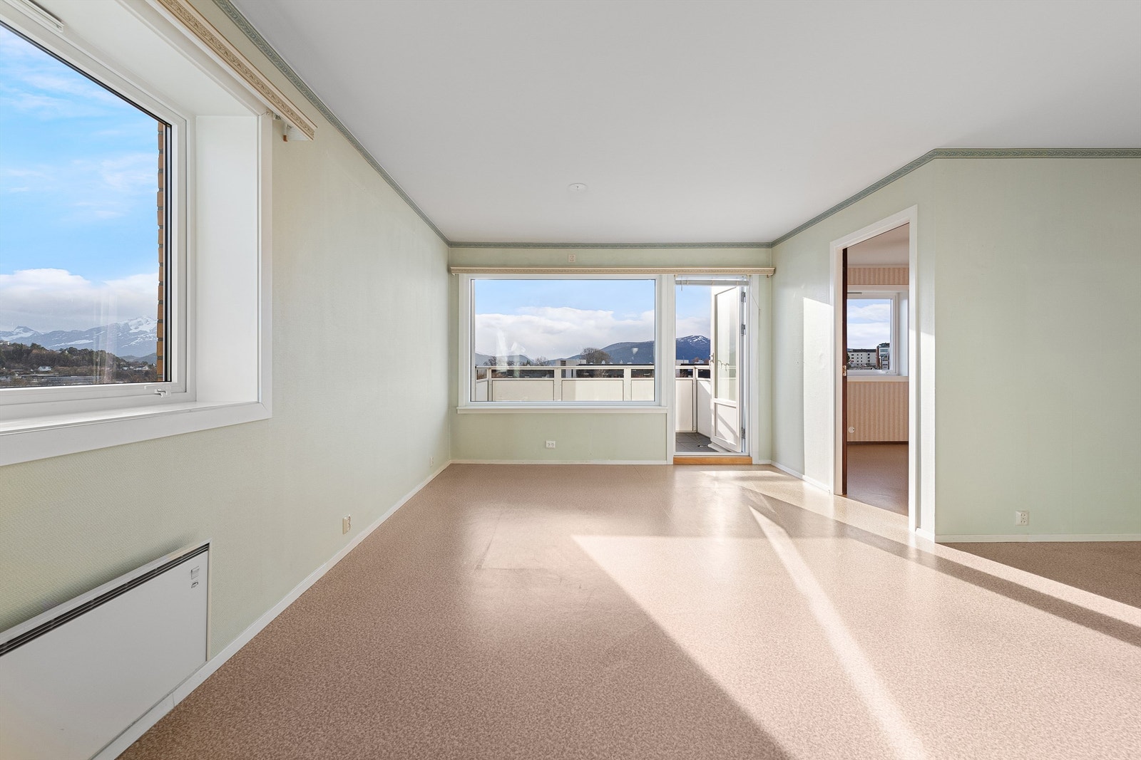 Stue med lyse overflater og godt med naturlig lysinnslipp fra vinduer Galleribilde