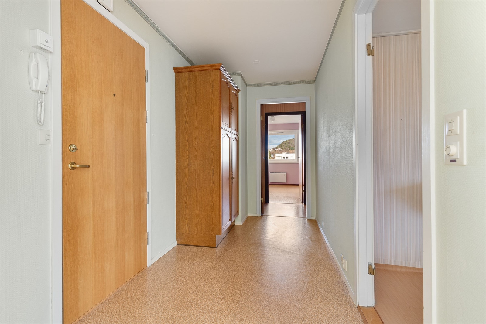 Gang m/garderobe Galleribilde