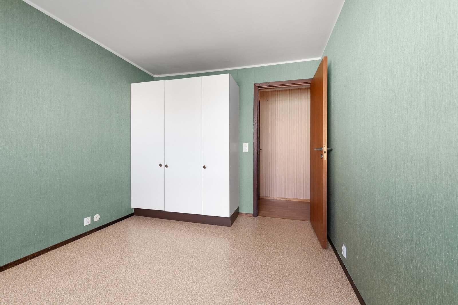 Soverom med garderobeskap Galleribilde