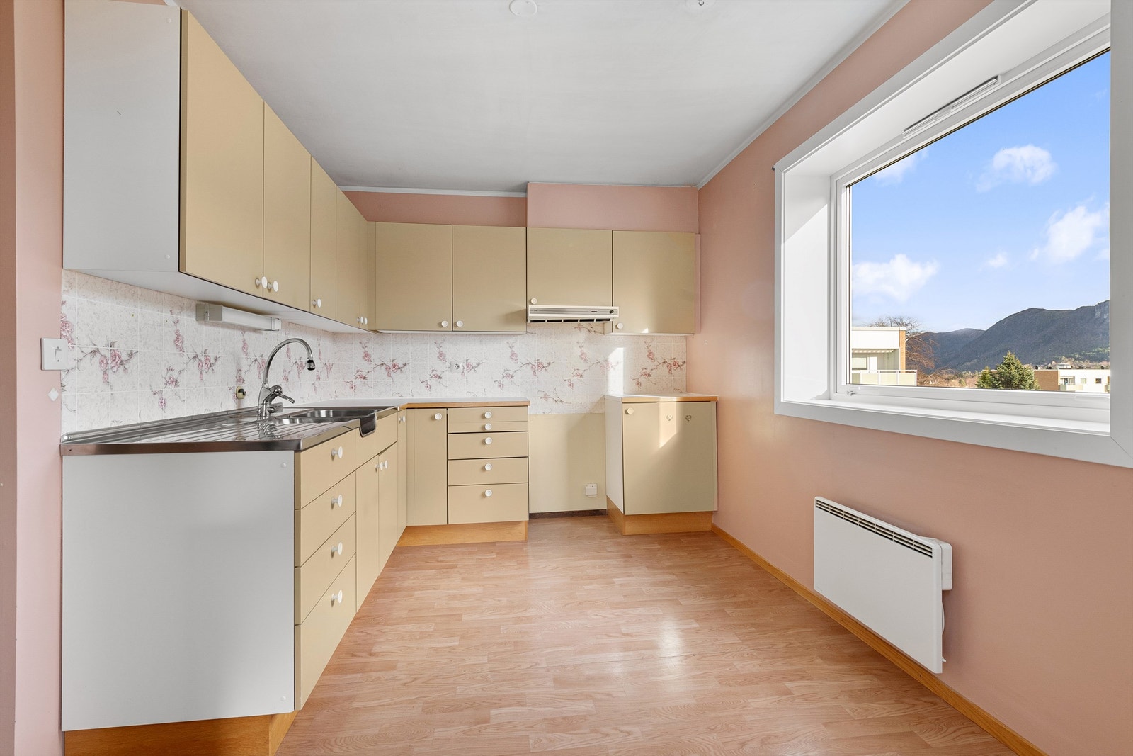 Kjøkken med finerte fronter og laminat benkeplate Galleribilde