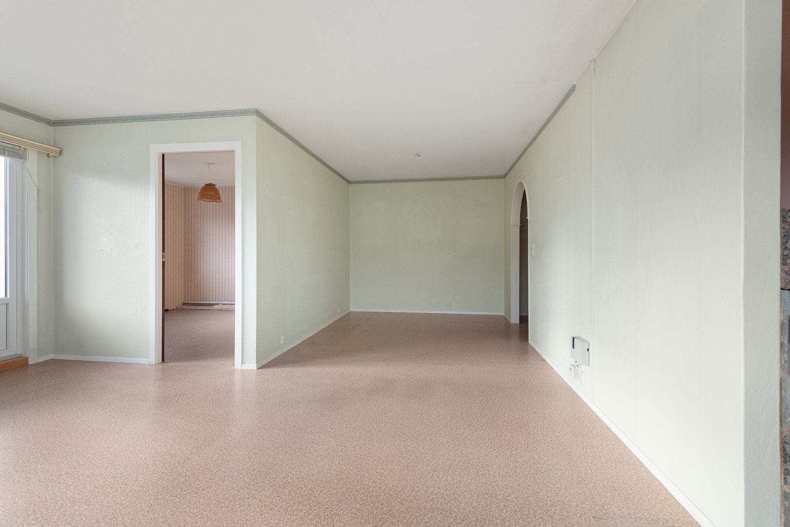 Romslig stue med tilkomst til soverom mot vest Galleribilde