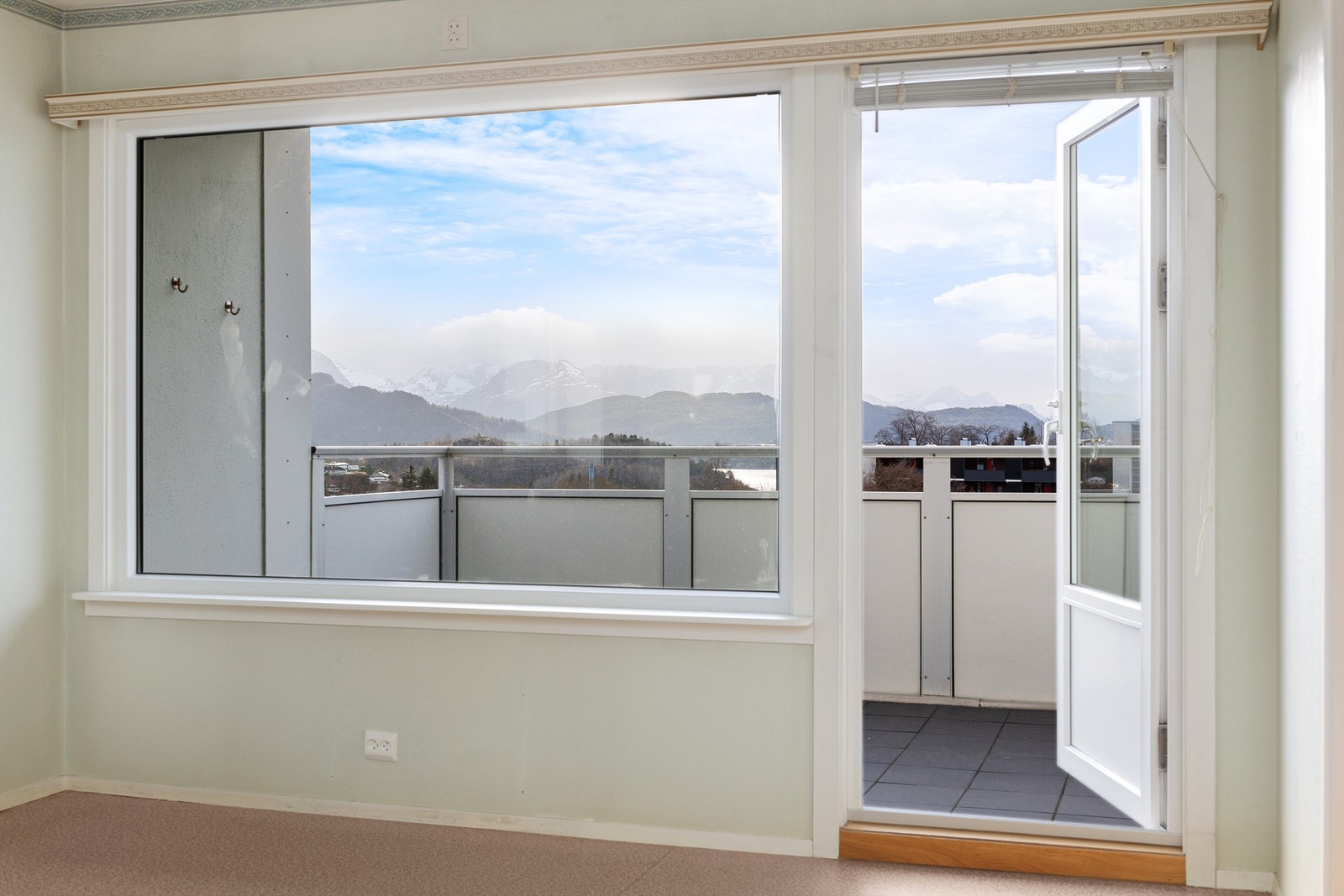 Utgang fra stue til balkong med flott utsikt Galleribilde