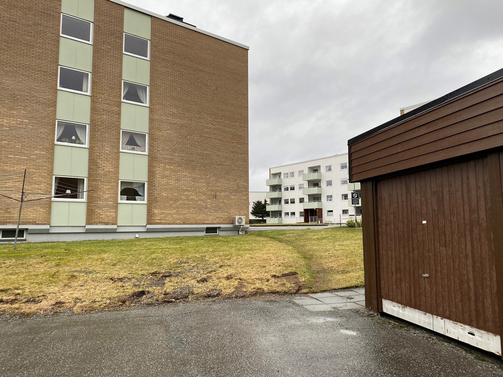 Garasjen ligger ca 30 meter fra inngangsdøren til blokka Galleribilde