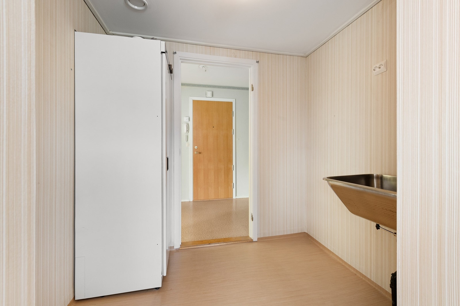 Vaskerom med tørkeskap og utslagsvask Galleribilde